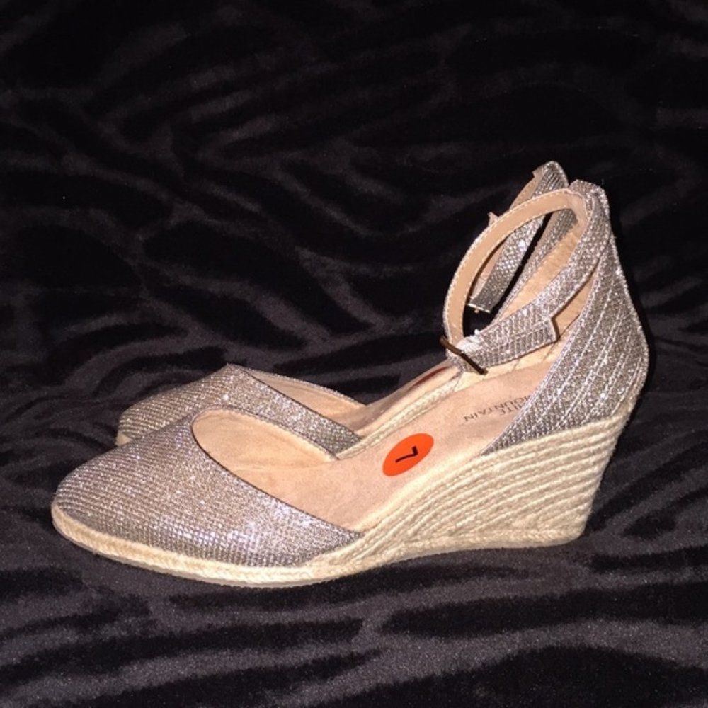 White Mountain Sz 7 Glitter Light Gold Wedge
